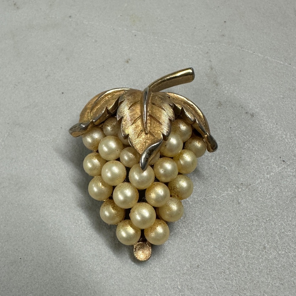 Vintage Crown Trifari Grape Cluster Brooch Pin Gold Tone Faux Pearl